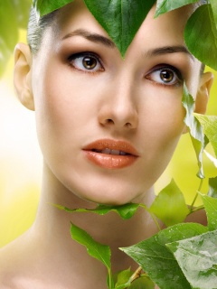 Девушка с зелеными листьями обои