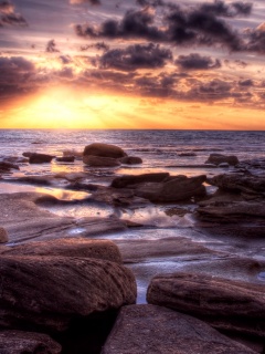 Каменистый берег на закате обои