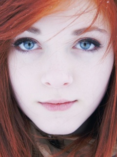 Рыжая в капюшоне обои