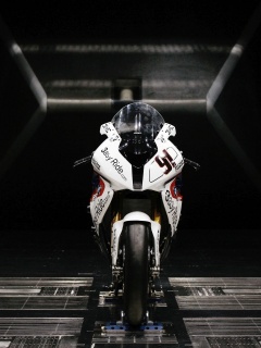 Мотоцикл на тестовом стенде обои