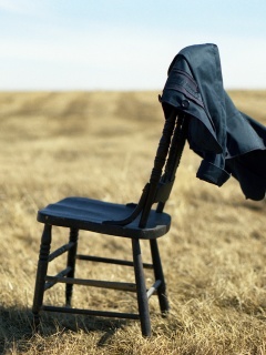 Стул в поле обои