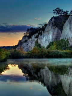 Скалы над озером обои