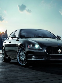 Черная мазерати на пирсе обои