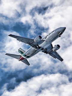 Самолет гражданской авиации в небе обои