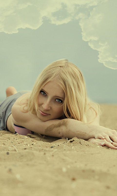 Девушка на пляже обои