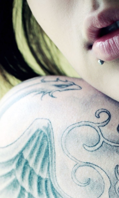 Плечо с татуировкой обои