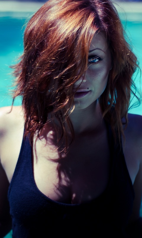 Девушка рядом с бассейном обои