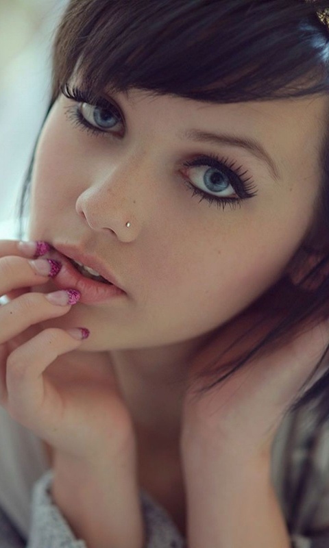 Задумчивая девушка обои