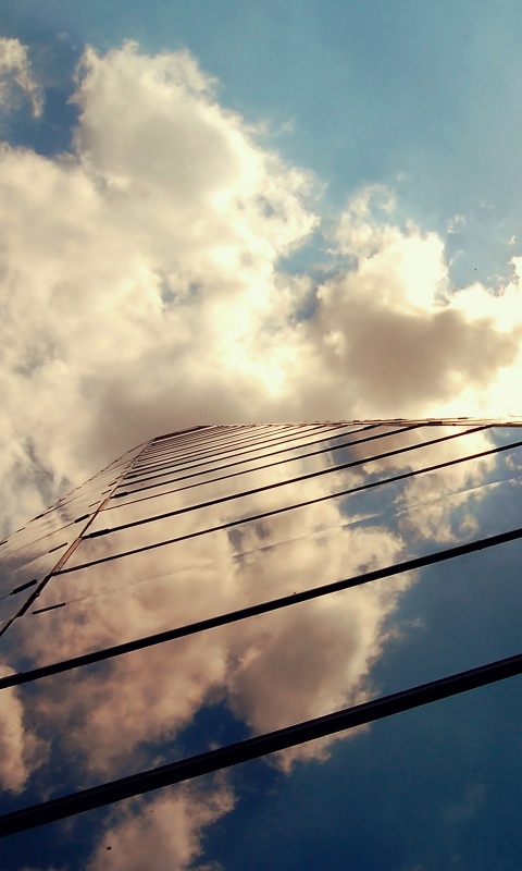 Стеклянный небоскреб уходящий в небо обои