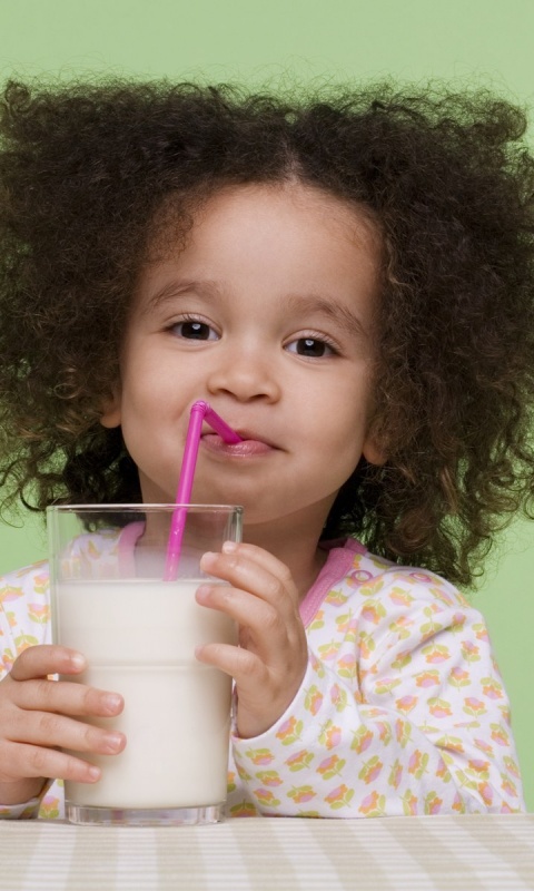 Девочка пьет молоко обои