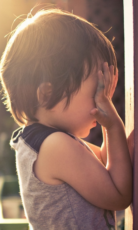 Малыш играет в прятки обои