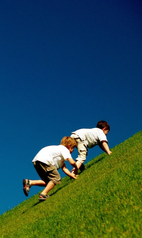 Дети взбираются в гору обои