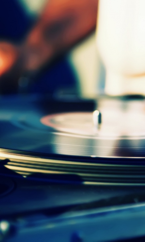 Винил на диджейском пульте обои