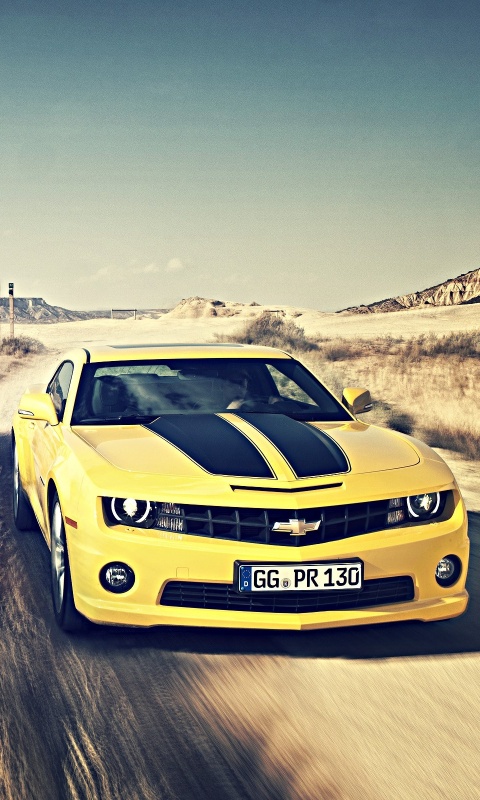 Камаро на пустынной дороге обои