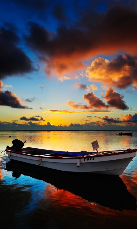 Тучи над озером обои