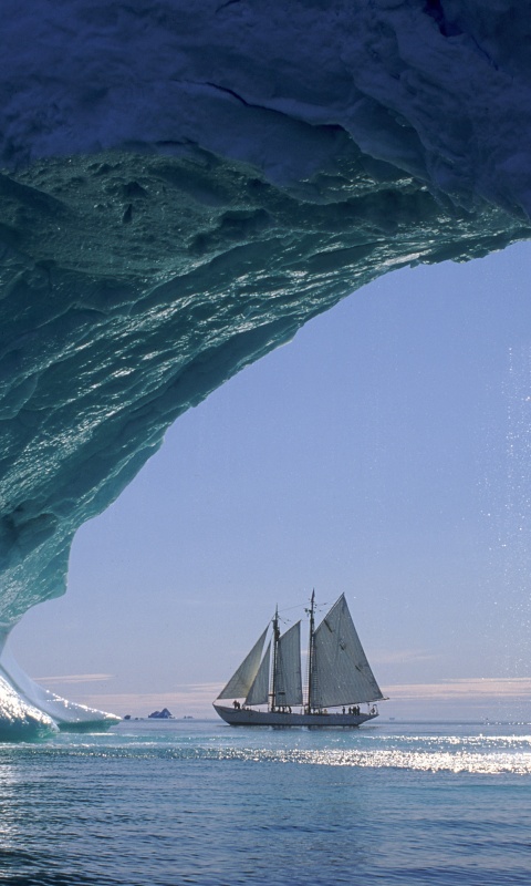 Парусник под ледяной аркой обои