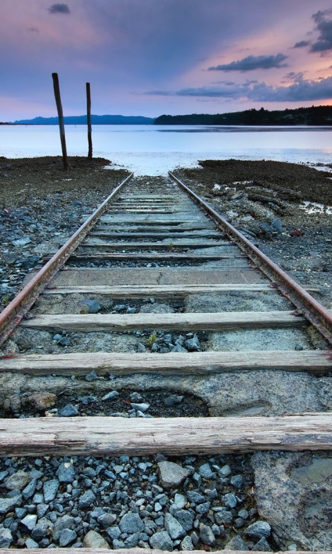 Рельсы обрывающиеся в воду обои