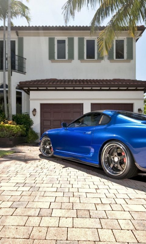 Синее авто у коттеджа обои