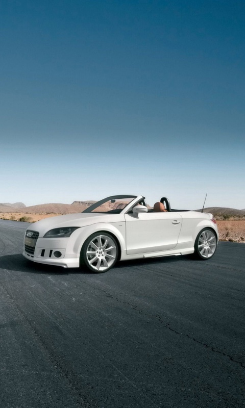 Кабриолет Ауди на пустынной дорге обои