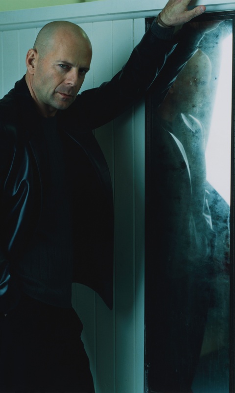 Брюс Уиллис у зеркала обои