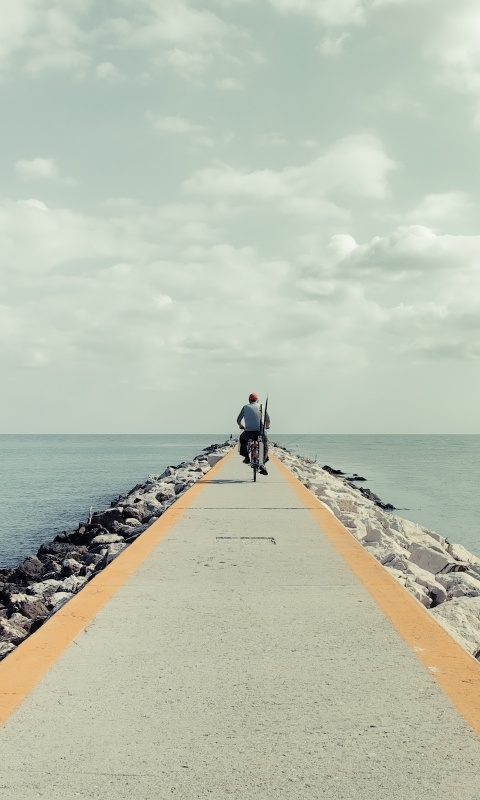 Велосепидист на волнорезе обои