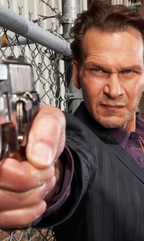 Патрик Суэйзи с пушкой обои