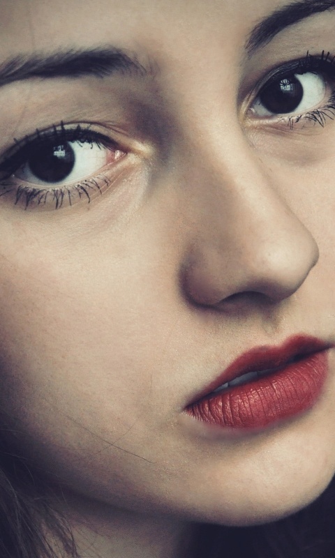 Брюнетка с ярким макияжем и печальным лицом обои