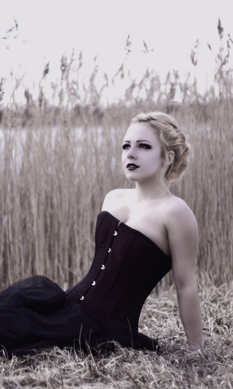 Девушка на траве в черном корсете обои