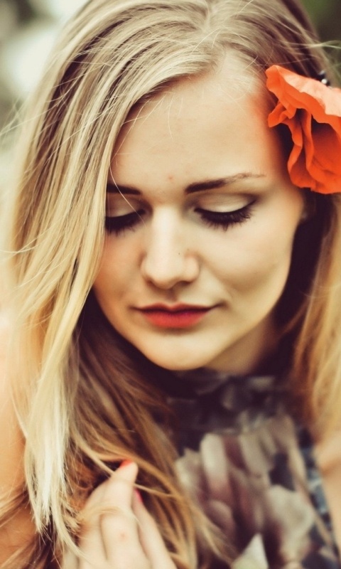 Блондинка в маках обои