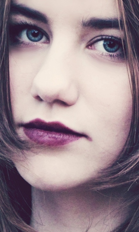 Взгляд голубоглазой девушки обои