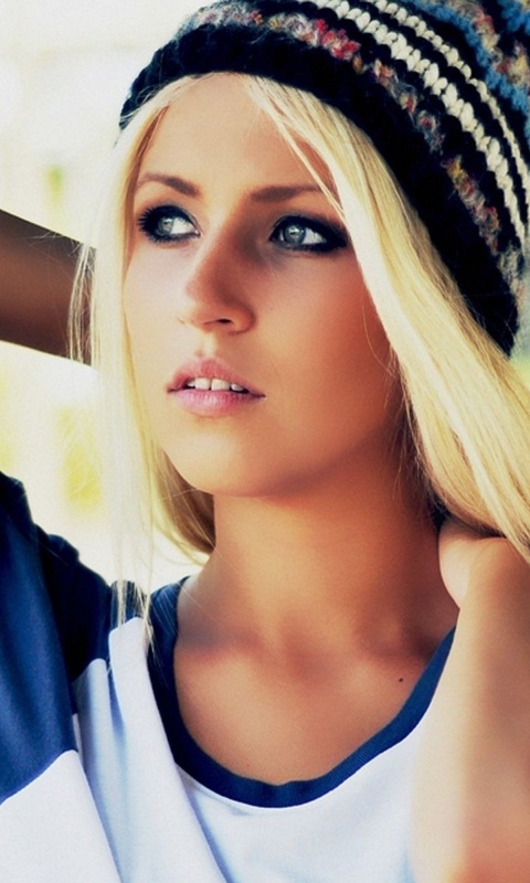 Блондинка в вязанной шапке обои