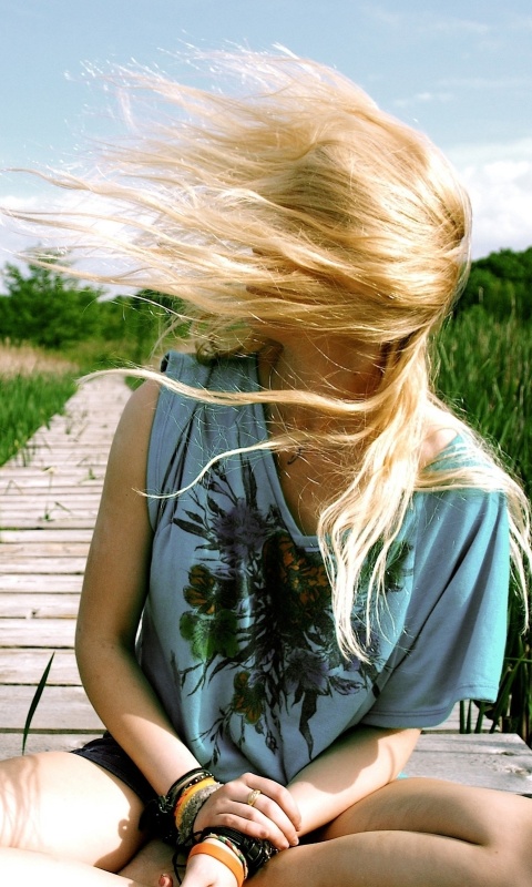 Девушка и ветер обои