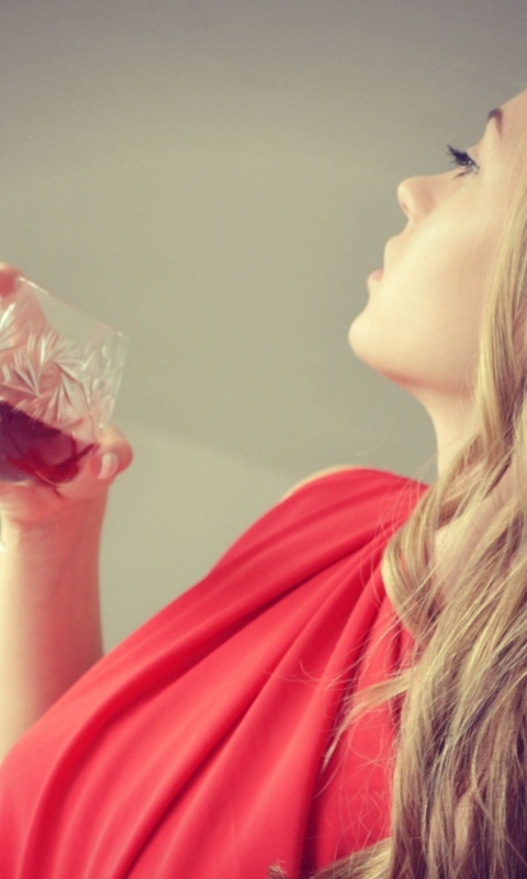 Девушка с бокалом обои