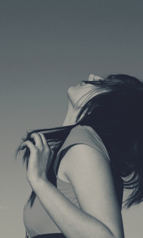 Взгляд брюнетки в небо обои