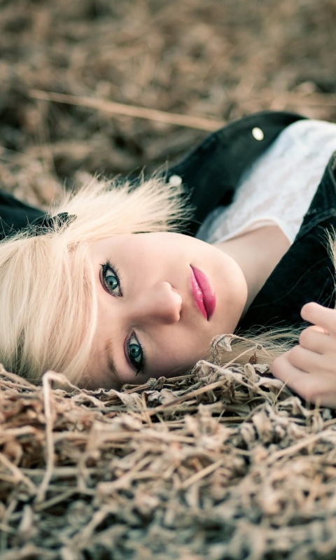 Блондинка лежащая на траве обои
