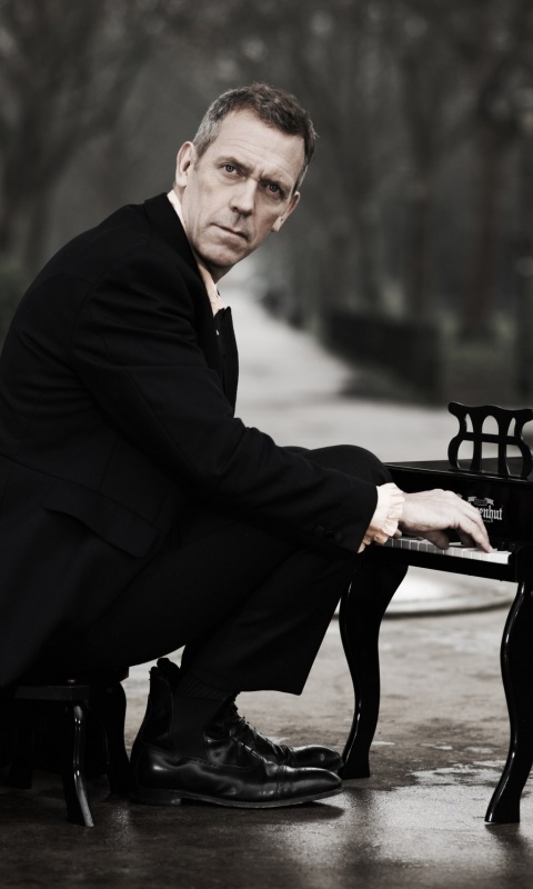 Хью Лори за маленьким роялем обои