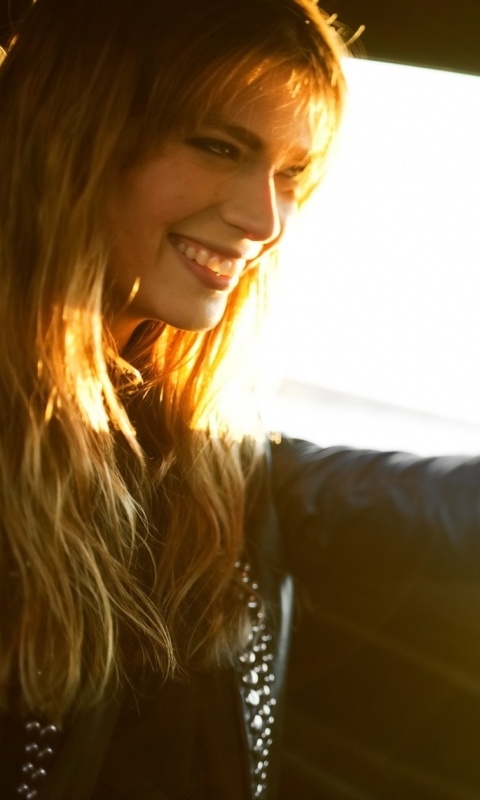 Девушка за рулем автомобиля обои