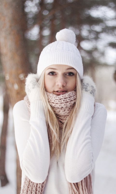 Девушка в белом в снежном лесу обои