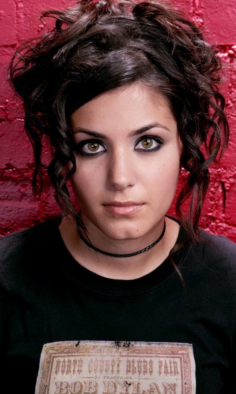 Подросток на фоне розовой кирпичной стены обои