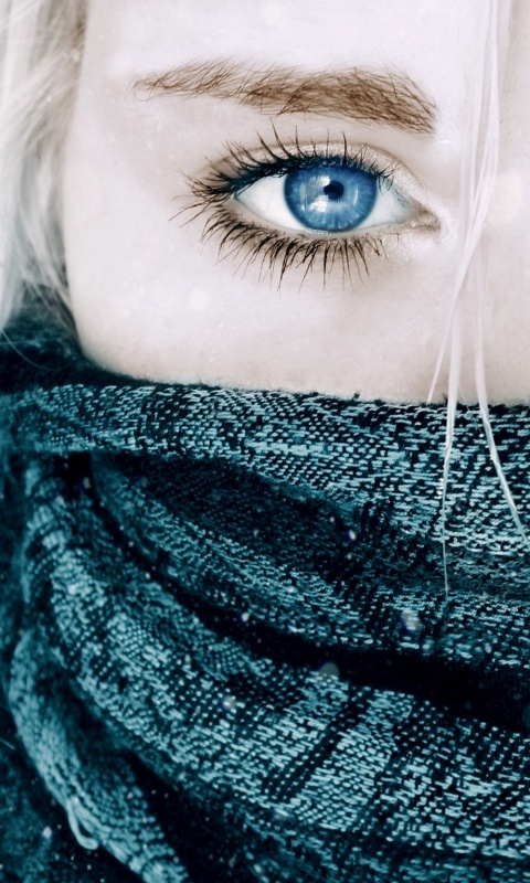 Блондинка с шарфом на лице обои