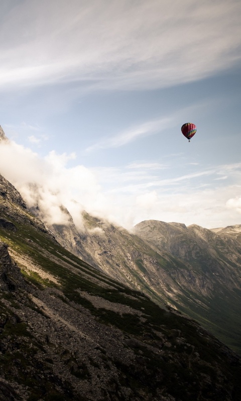 Воздушный шар в горах обои