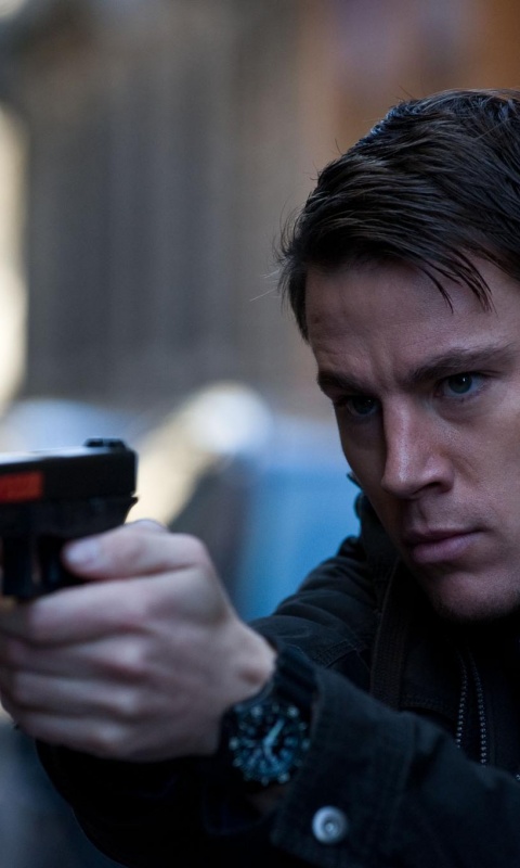 Ченнинг Татум с пистолетом обои