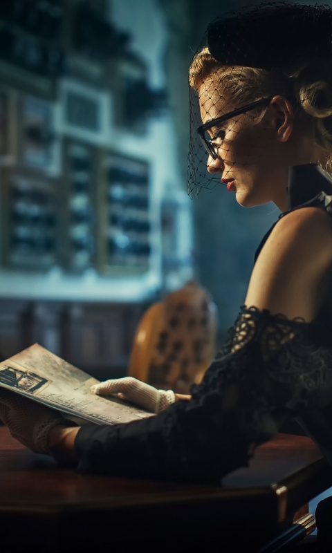 Витажная девушка в кафе обои