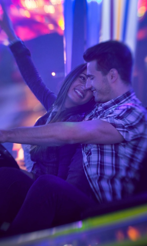 Счастливая пара на аттракционах обои