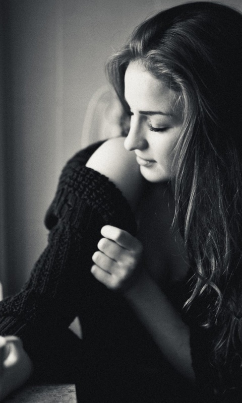 Обнаженное плечо и чашка кофе обои