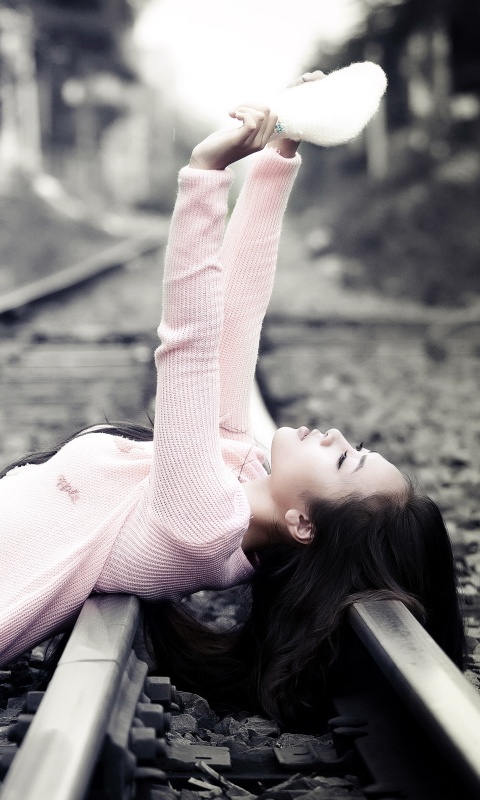 Модель на железнодорожных путях обои