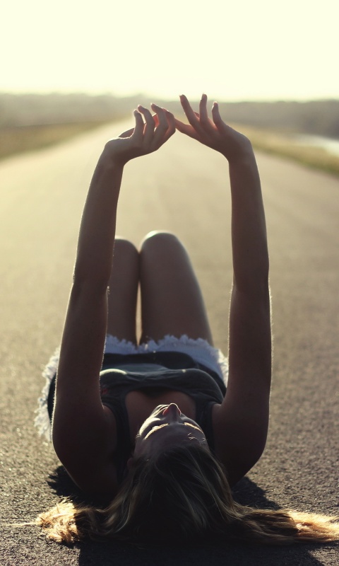 Девушка на асфальте обои