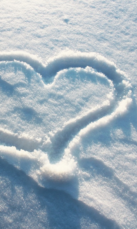 Сердечко на снегу обои