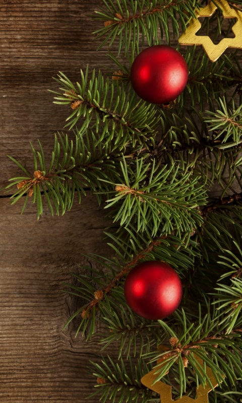 Новогодние игрушки на еловой ветке обои