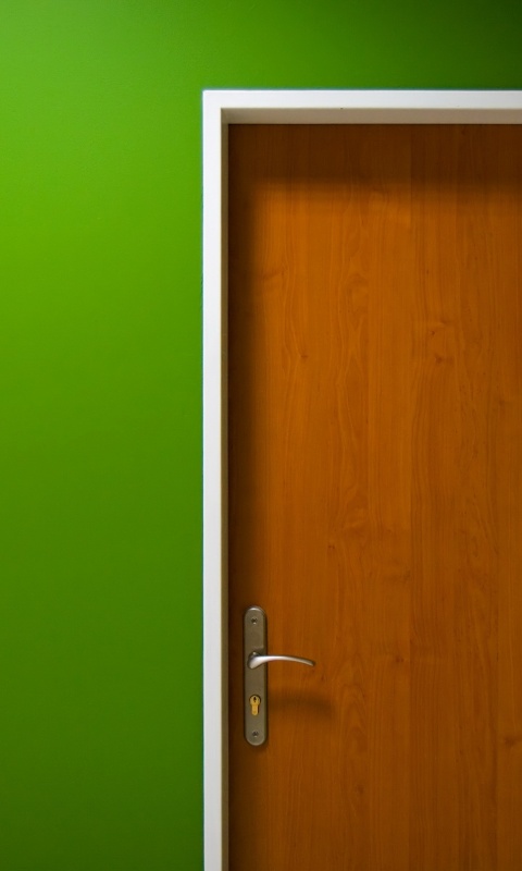 Дверь в стене обои